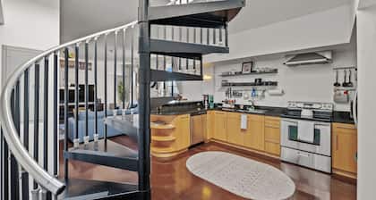 Downtown Penthouse Loft with Roof Patio and free parking