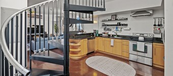 Downtown Penthouse Loft with Roof Patio and free parking