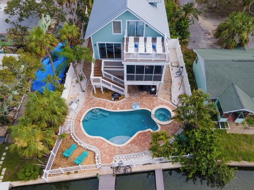 Family Tides-Pool, Hot Tub, Kayaks, Golf Cart, Walk to the Gulf, No Cleaning Fee