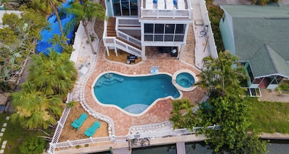 Family Tides-Pool, Hot Tub, Kayaks, Golf Cart, Walk to the Gulf, No Cleaning Fee