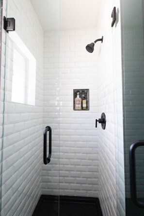 Dusche, Haartrockner, Handtücher, Seife