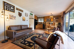 Una Smart TV, una chimenea, videojuegos, un futbolín
