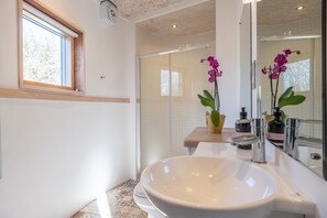 Shower, hair dryer, towels - Extraordinarily converted grain stores - The Silos (Framlingham)