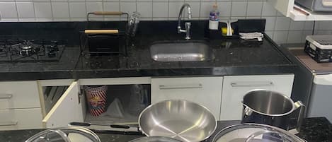 Refrigerador, microondas, parrilla de estufa y cafetera y tetera