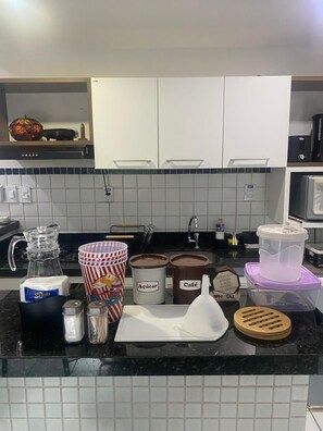 Kjøleskap, mikrobølgeovn, kokeplater og kaffetrakter/tekoker