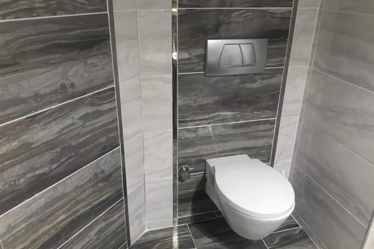 Kamar Standar | Kamar mandi | Perlengkapan mandi gratis, jubah mandi anak-anak, sandal, dan handuk