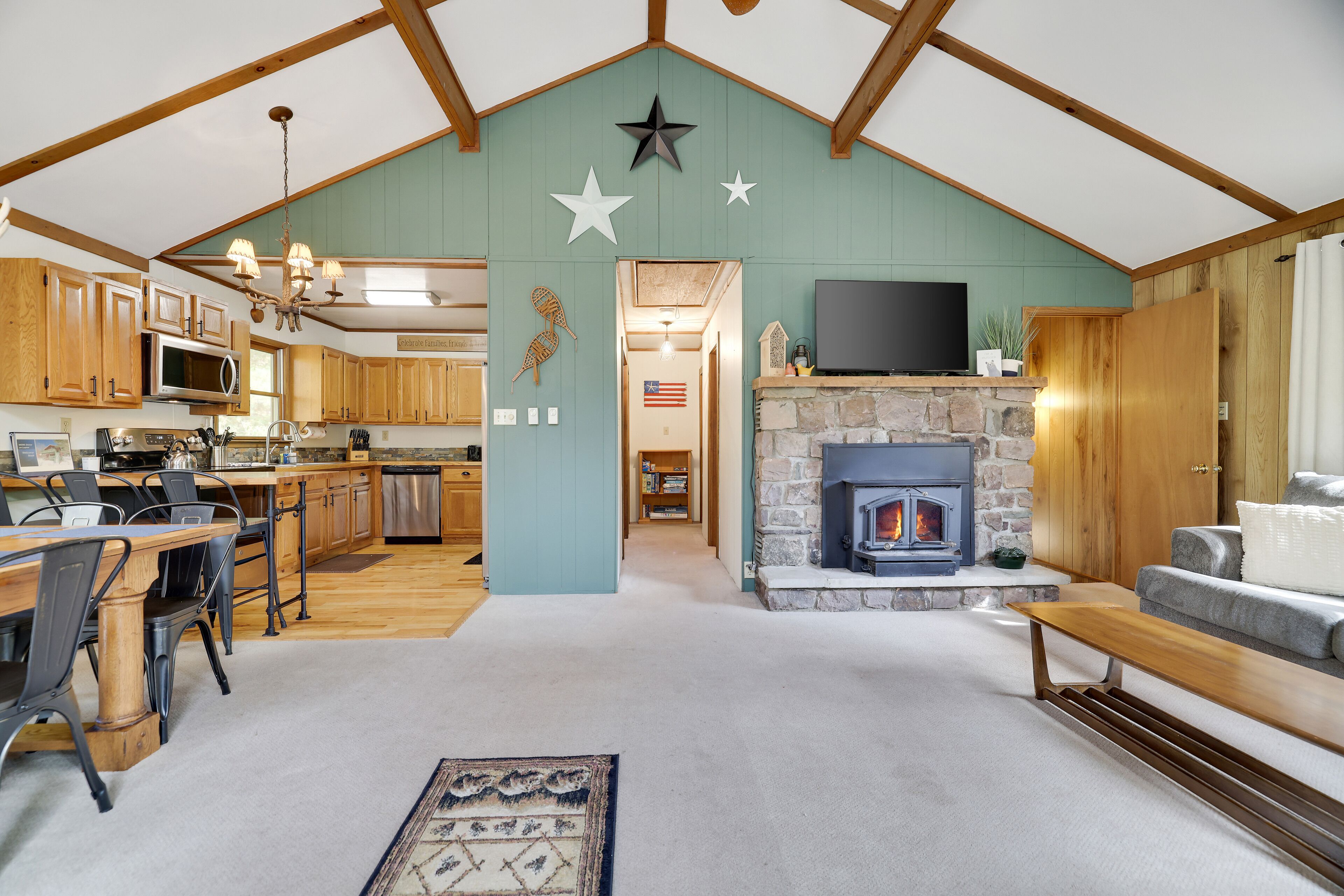 5Bedroom Lake Harmony Charmer Sleeps14~Beach~Hottub~Bar