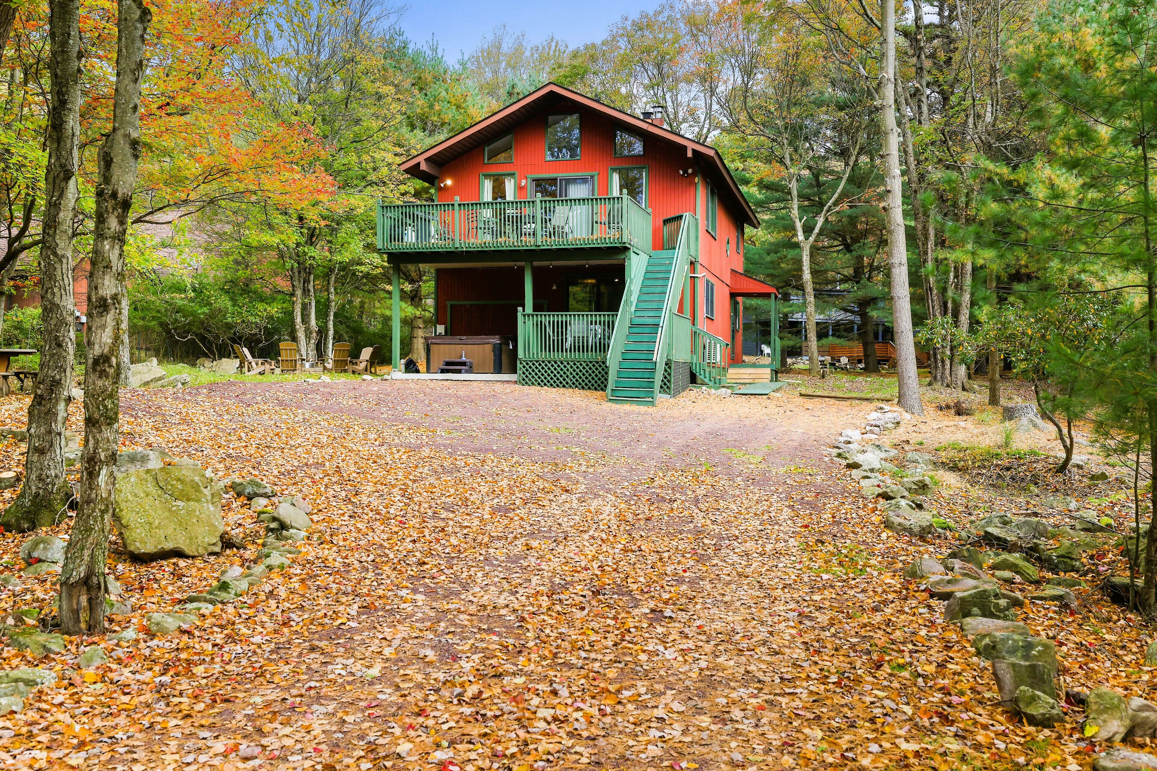 5Bedroom Lake Harmony Charmer Sleeps14~Beach~Hottub~Bar