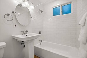 Bathtub, shampoo