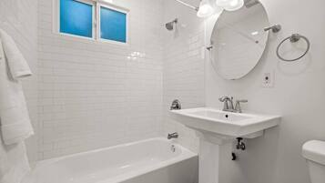 Bathtub, shampoo