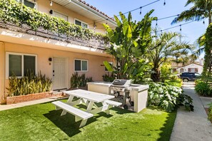 Outdoor dining - Newly Renovated One Bedroom Apartment in Funk Zone (Santa Barbara)
