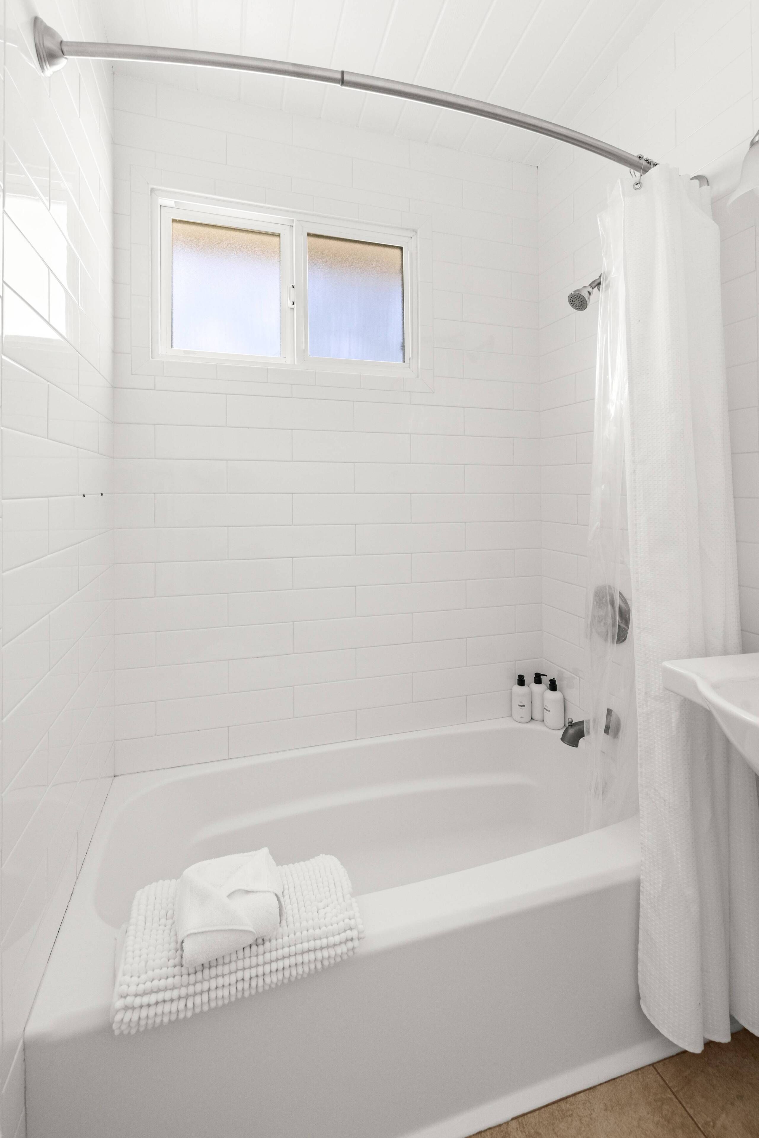 Bathtub, shampoo