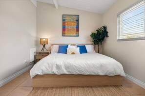 1 bedroom, WiFi, bed sheets - Downtown apt recently remodeled! (Santa Barbara)