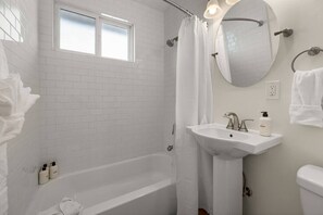 Bathtub, shampoo - Downtown apt recently remodeled! (Santa Barbara)