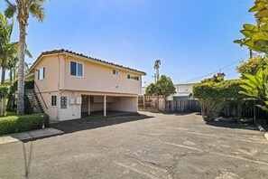 Exterior - 2 bedroom with bunk room and private yard for pets (Santa Barbara)