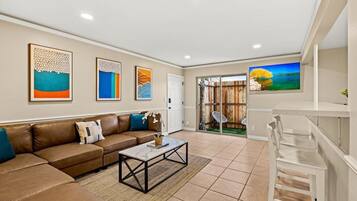 Een televisie en een kantoor