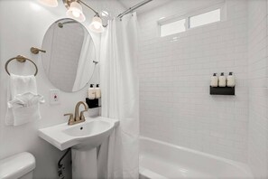 Bathtub, towels - 2 bedroom with bunk room and private yard for pets (Santa Barbara)