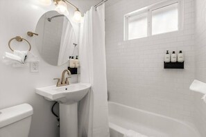 Bathtub, shampoo - New 2 Bed Apartment Close to Downtown and Beach! (Santa Barbara)