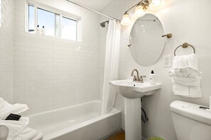 Shower, towels, shampoo - Beach Apartment, Walk Downtown! (Santa Barbara)