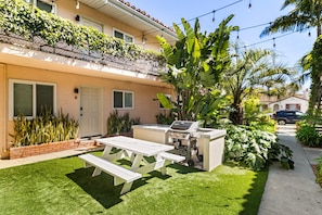 Outdoor dining - Beach Apartment, Walk Downtown! (Santa Barbara)