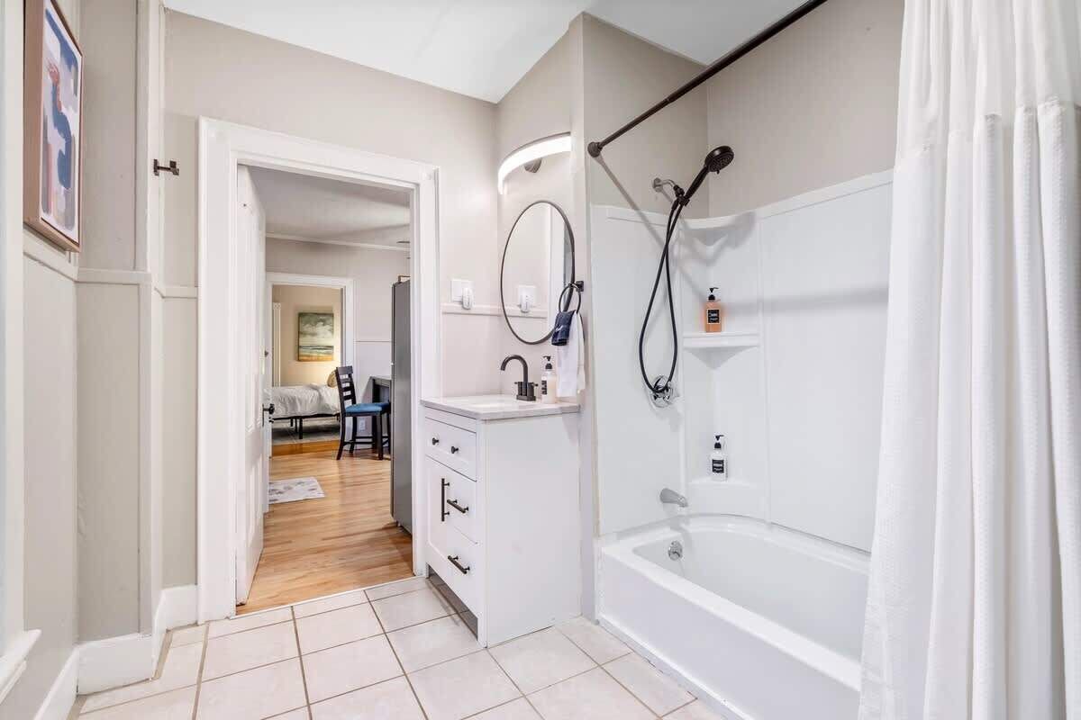 Un baño moderno con bañera, ducha y tocador.