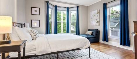 3 slaapkamers, een strijkplank/strijkijzer, reisbedje, wifi