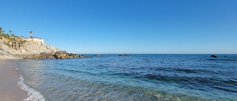 Accommodatie ligt op het strand, ligstoelen, strandlakens