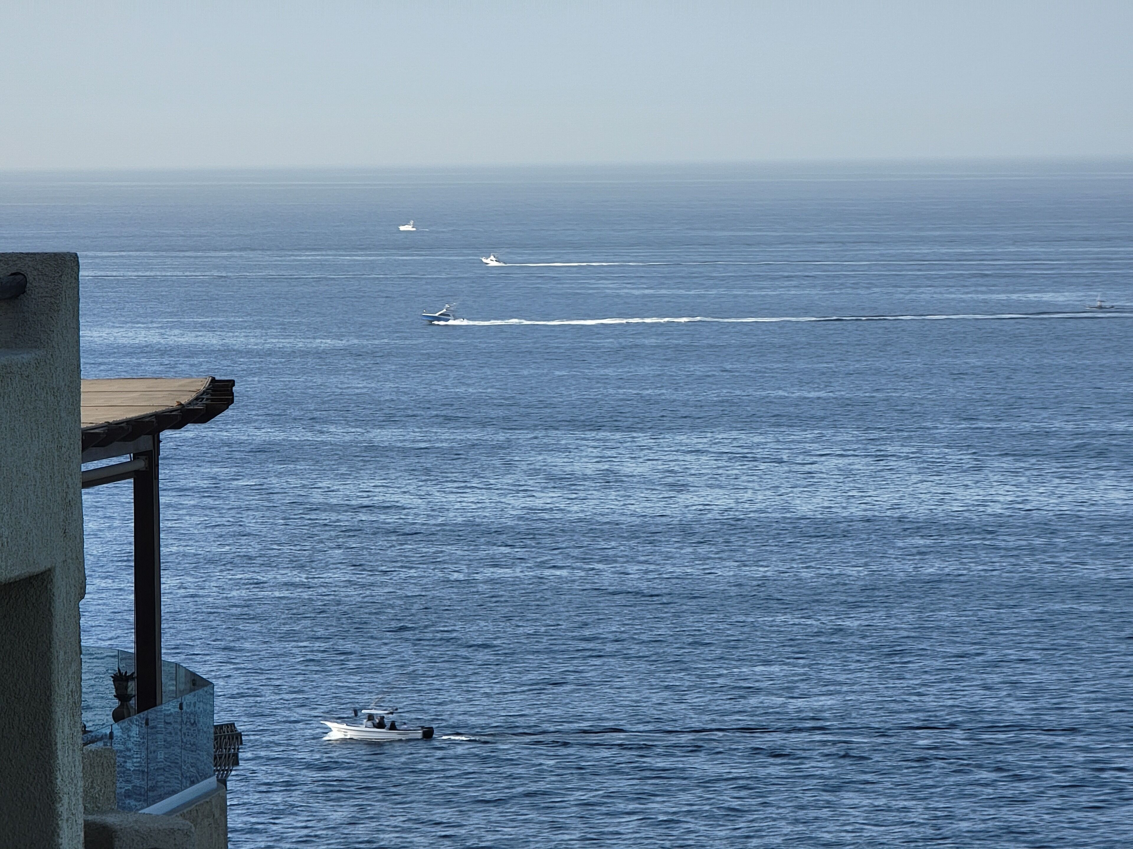 Une vue sur l’océan avec des bateaux.