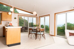 Smart TV, caminetto, libri