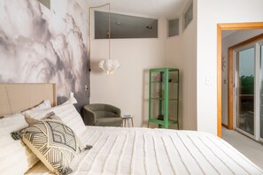 2 bedrooms, in-room safe, desk, iron/ironing board - Gorgeous mountain view - 3 minutes from Downtown Asheville (Asheville)