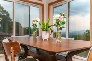 Dining - Gorgeous mountain view - 3 minutes from Downtown Asheville (Asheville)