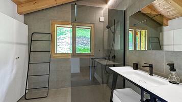 Douche, sĂšche-cheveux, serviettes fournies