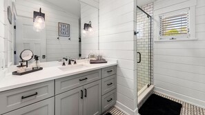 Ensemble douche/baignoire, sĂšche-cheveux, serviettes fournies, savon