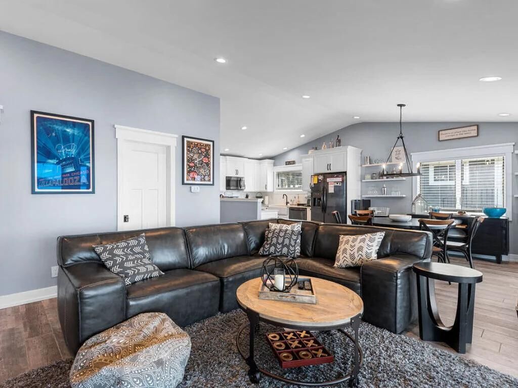 MAGICIAN LAKE BREEZE: Lakefront home with private dock and firepit.