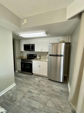 Refrigerador, microondas, horno, placa de cocina