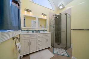 Haartrockner, Handtücher, Seife, Toilettenpapier