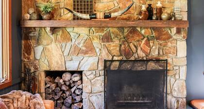 NEW! Spectacular Private Retreat - 4bed/4bath Chalet