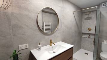 Een douche, handdoeken