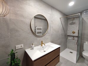 Shower, towels - 178A Sea of Gijon by R2R Consulting (Gijón)