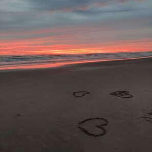 En la playa, camastros y toallas de playa 