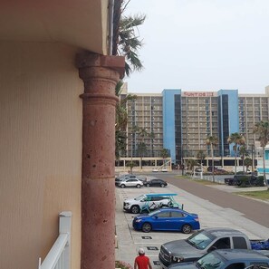 Et hotel med parkeringsplads og en bygning med skilt med 'SUNTIDE'.