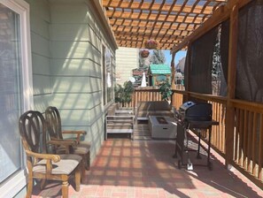 Outdoor dining - Peaceful land home (Aurora)