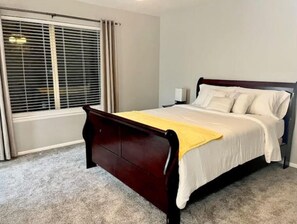 4 bedrooms, iron/ironing board, travel crib, free WiFi - Peaceful land home (Aurora)