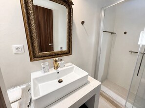 Comfort Room, 1 King Bed, Non Smoking, City View | Bathroom | Hair dryer, bathrobes, slippers, towels - Venetian Palace Chania (Chania)