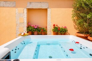 Outdoor spa tub - Venetian Palace Chania (Chania)