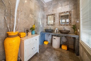 シャワー、ヘアドライヤー、タオル