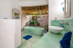 Shower, hair dryer, bidet, towels - Ocean View 6BR Retreat w/ Infinity Pool Bingin (Uluwatu)