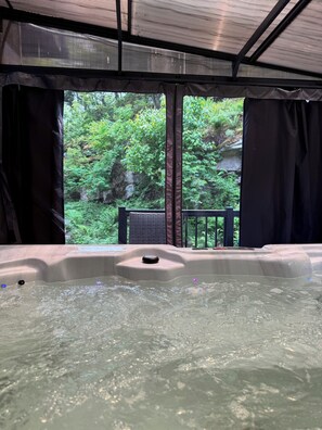 Indoor spa tub - The Rowanwood - Muskoka Cottage Retreat (Huntsville)