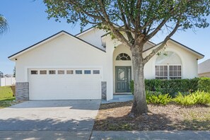 Exterior - Stunning 5BR/4BA Pool Home Near Disney World (Kissimmee)
