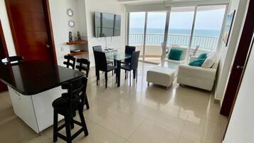Standard Apartment | Ruang tamu | 32 inci televisyen LCD dengan kabel, TV, lantai dipanaskan